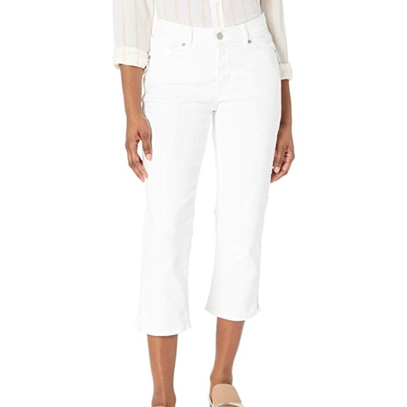 white levi capri jeans